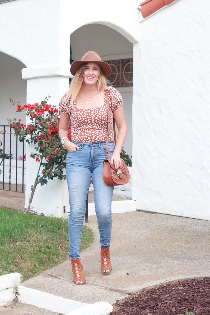 How To Style A Puff Sleeve Top by Popular US Style Blogger The Fashionista Momma; Blonde woman wearing a puff sleeve top and skinny jeans