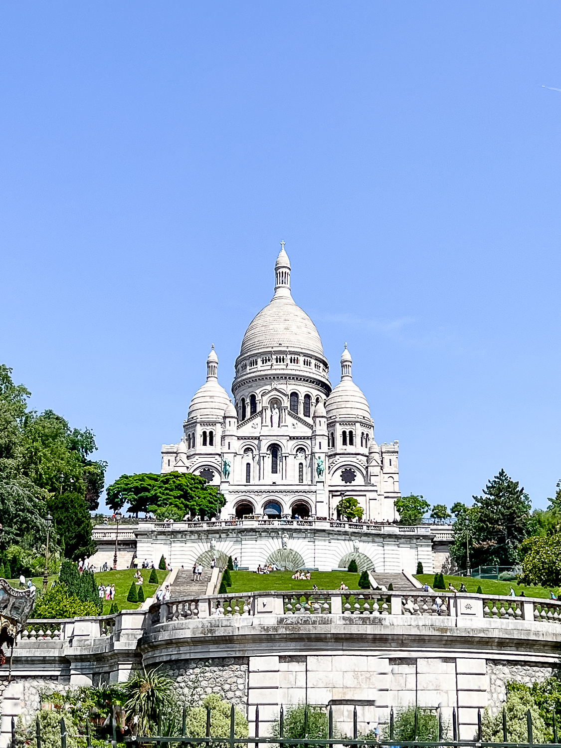 Pacific Globetrotters, budget family travel blog, shares 5 day itinerary in Paris with kids. Sacre Couer